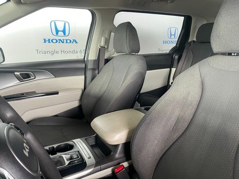 Used 2024 Kia Carnival LX image 13