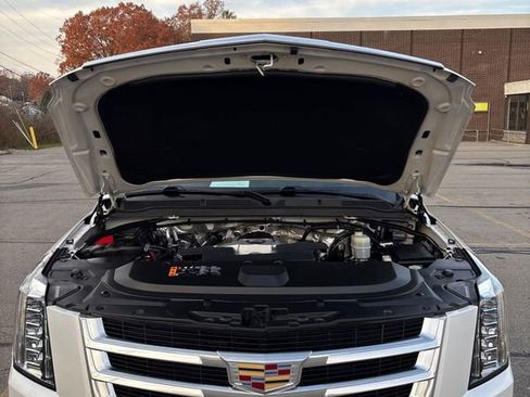 Used 2018 Cadillac Escalade ESV Premium Luxury image 49