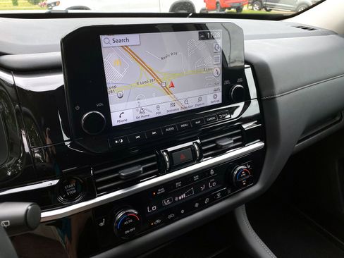 Used 2025 Nissan Pathfinder SL FWD image 15