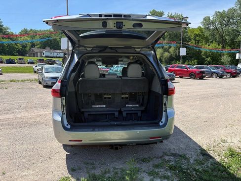 Used 2017 Toyota Sienna XLE Premium AWD/4WD image 13