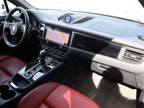 Certified 2022 Porsche Macan image 27