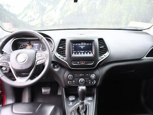 Used 2020 Jeep Cherokee Latitude Plus AWD/4WD image 18
