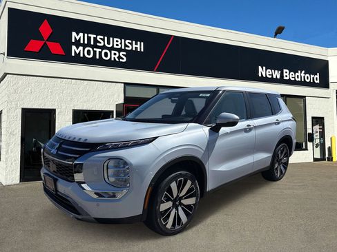 New 2025 Mitsubishi Outlander SE image 1