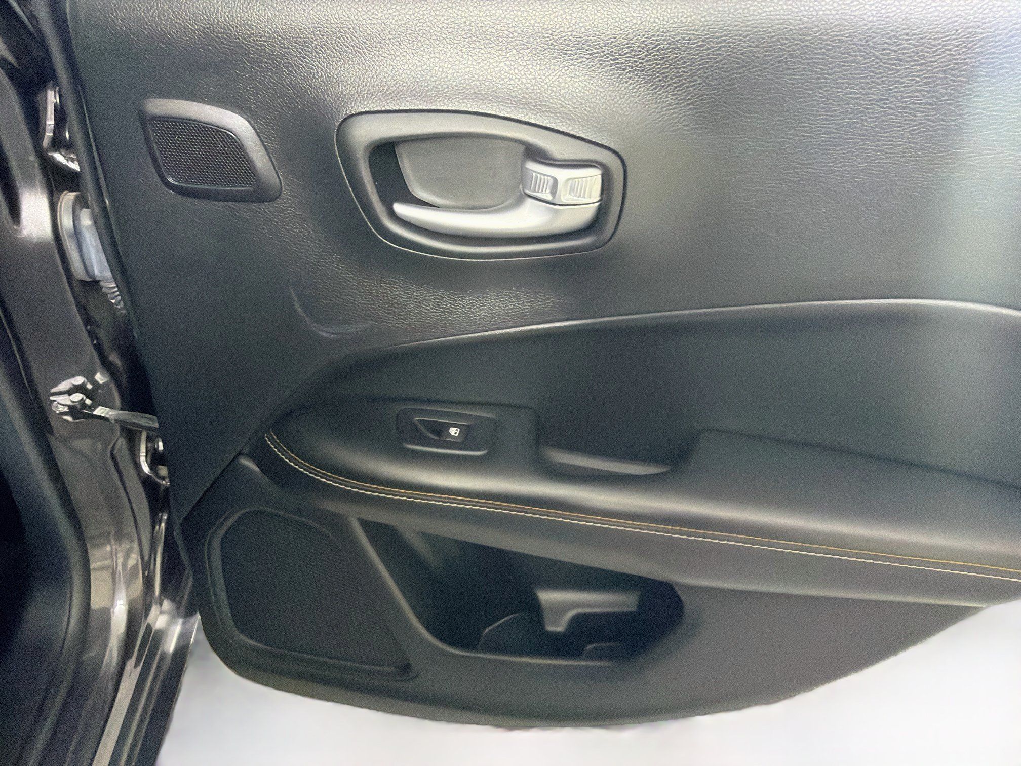 Used 2018 Jeep Compass Latitude w/ Popular Equipment Group FWD image 30