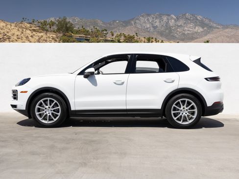 Certified 2025 Porsche Cayenne AWD/4WD image 2