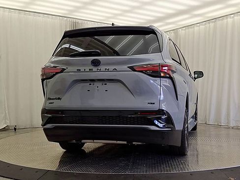 Used 2025 Toyota Sienna XSE w/ XSE Plus Package FWD image 11