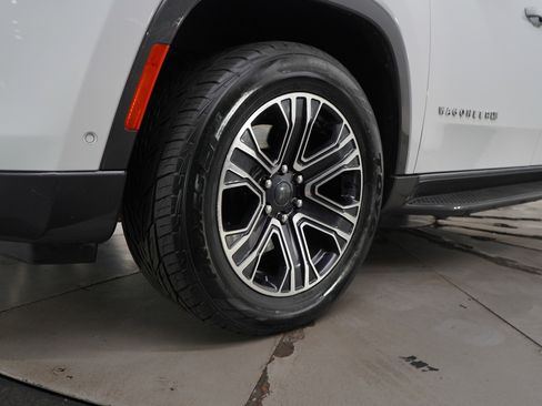 Used 2022 Jeep Wagoneer Series III w/ Rear Seat Video Group 1 image 25