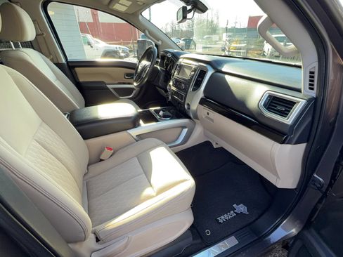 Used 2017 Nissan Titan SV AWD/4WD image 12
