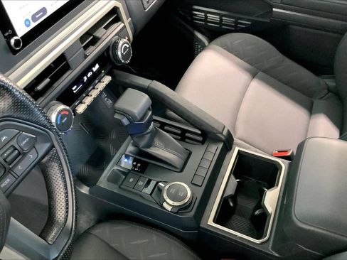 Used 2025 Toyota Tacoma SR5 AWD/4WD image 17