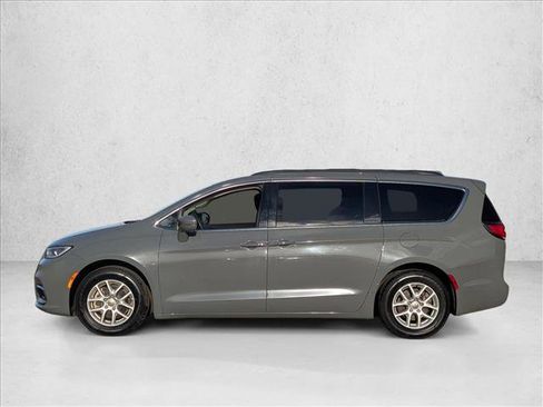 Used 2022 Chrysler Pacifica Touring-L image 9