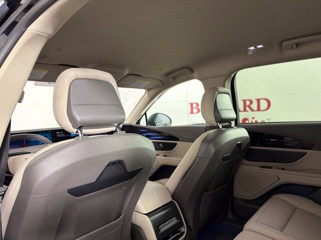 Used 2025 Lincoln Nautilus Premier AWD/4WD image 30