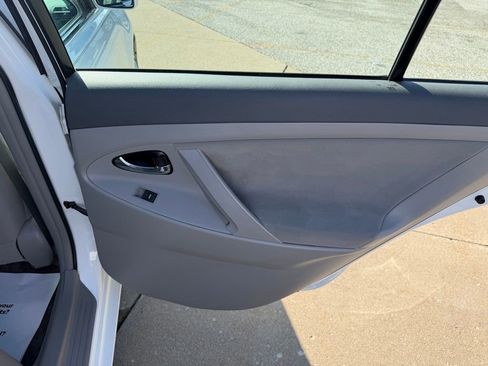 Used 2011 Toyota Camry LE image 28