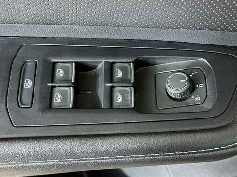 Used 2025 Volkswagen Atlas SE image 15