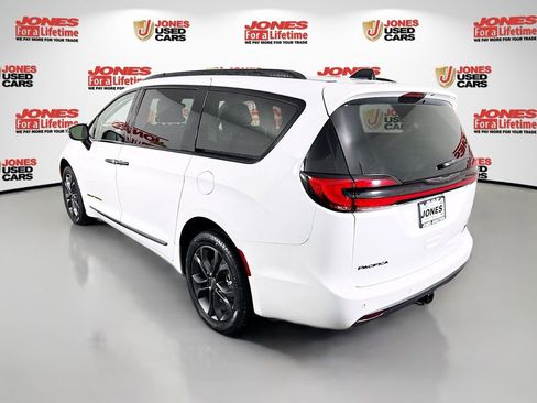 Used 2023 Chrysler Pacifica Touring-L w/ Road Tripper Package AWD/4WD image 2
