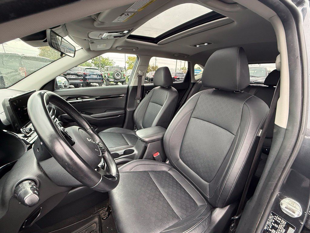 Used 2022 Kia Seltos EX AWD/4WD image 12