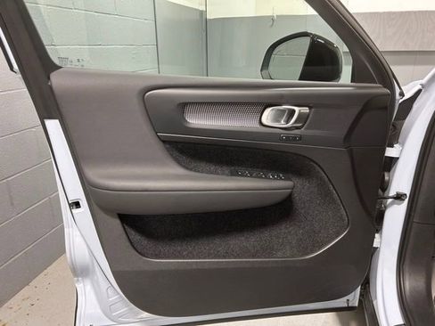 Used 2025 Volvo XC40 B5 Plus AWD/4WD image 7