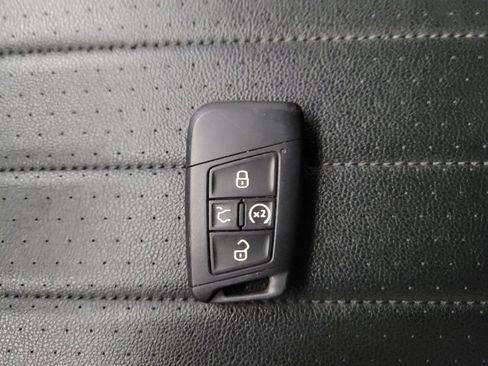 Used 2022 Volkswagen Tiguan SE FWD image 32