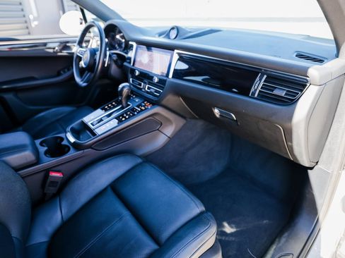 Certified 2022 Porsche Macan image 27
