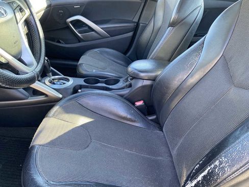 Used 2012 Hyundai Veloster w/ Style Pkg image 19
