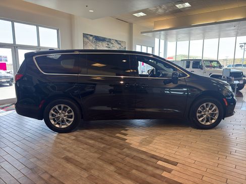 New 2026 Chrysler Pacifica Select AWD/4WD image 4