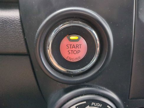 Used 2018 Nissan Titan SV w/ SV Convenience Package image 17