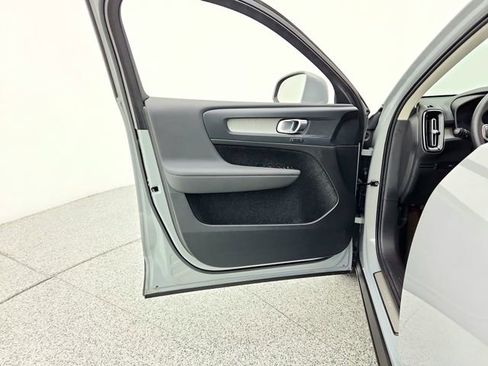 Certified 2025 Volvo XC40 B5 Core image 27