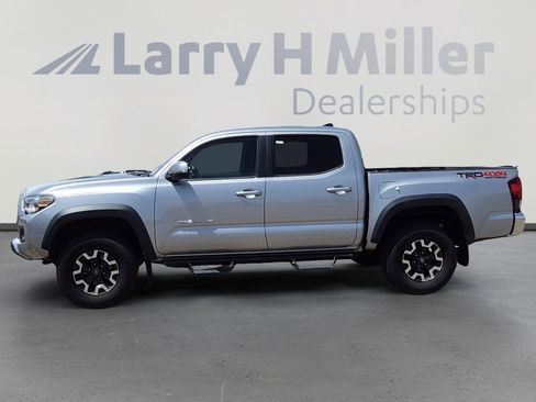 Used 2018 Toyota Tacoma TRD Off-Road AWD/4WD image 2