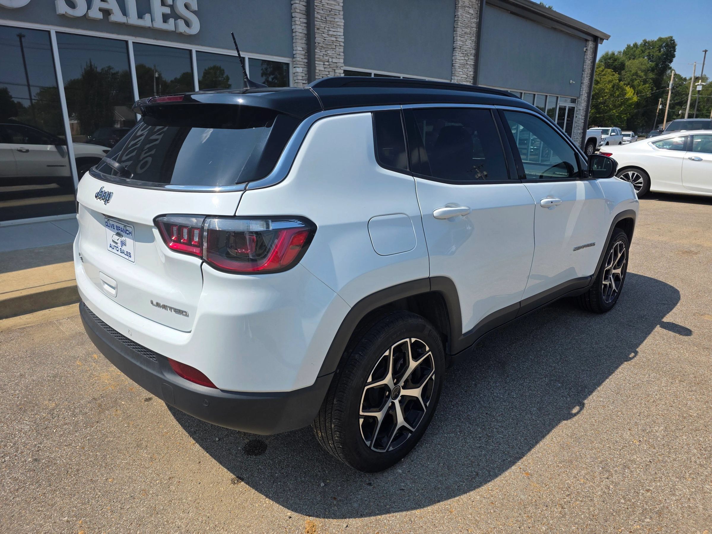 Used 2025 Jeep Compass Limited AWD/4WD image 2