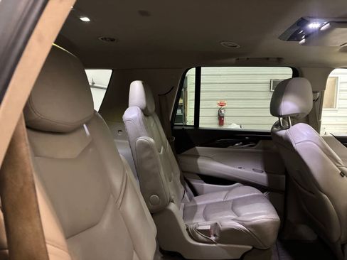 Used 2016 Cadillac Escalade Luxury AWD/4WD image 35