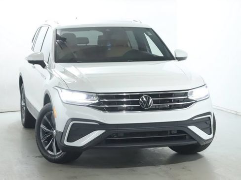 Used 2023 Volkswagen Tiguan SE w/ Panoramic Sunroof Package FWD image 2
