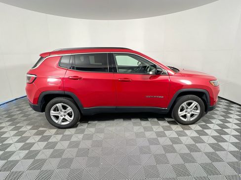 Used 2024 Jeep Compass Latitude image 2
