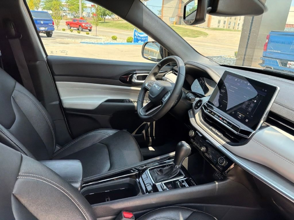Used 2025 Jeep Compass Limited AWD/4WD image 14