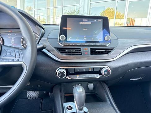 Used 2025 Nissan Altima 2.5 SV image 17