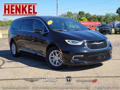 Used 2026 Chrysler Pacifica Select