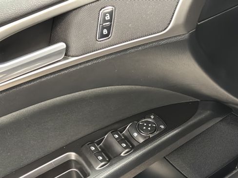 Used 2017 Ford Fusion SE FWD image 22
