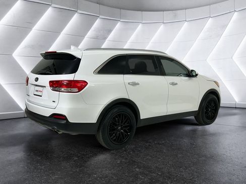 Used 2018 Kia Sorento LX FWD image 4