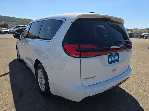 Used 2023 Chrysler Pacifica Touring-L FWD image 3