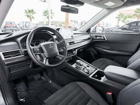 Used 2024 Mitsubishi Outlander SE image 2