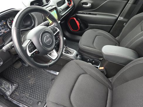 Used 2023 Jeep Renegade Latitude w/ Sun/Sound Group image 9