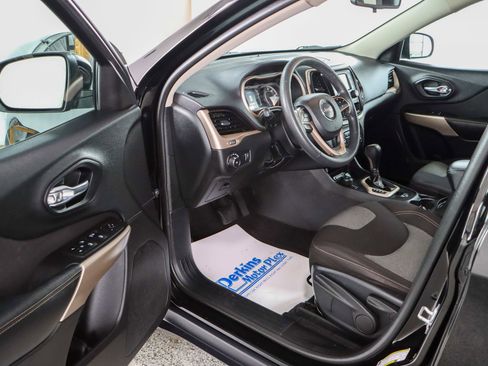 Used 2018 Jeep Cherokee Latitude image 3