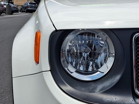 Used 2018 Jeep Renegade Latitude w/ Cold Weather Group AWD/4WD image 9