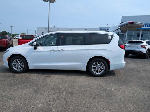 Used 2022 Chrysler Voyager LX FWD image 12