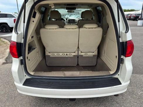Used 2010 Volkswagen Routan SEL FWD image 40