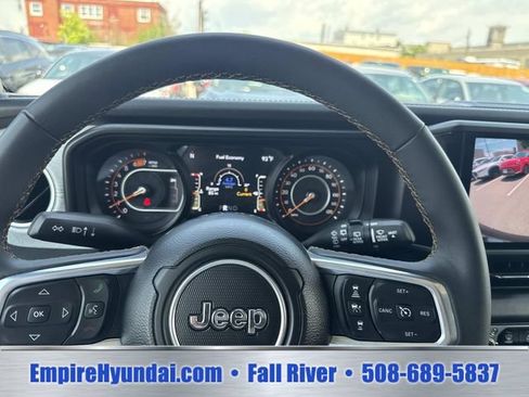Used 2025 Jeep Wrangler Unlimited Sahara AWD/4WD image 27