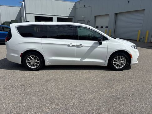 Used 2025 Chrysler Pacifica Select FWD image 7