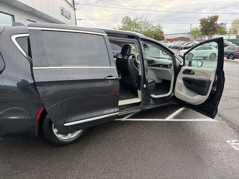 Used 2019 Chrysler Pacifica Touring-L image 10
