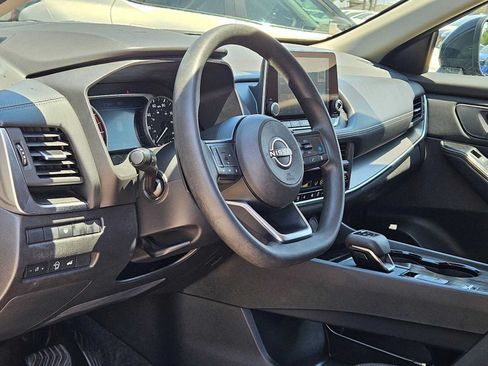 Used 2024 Nissan Rogue SV FWD image 2