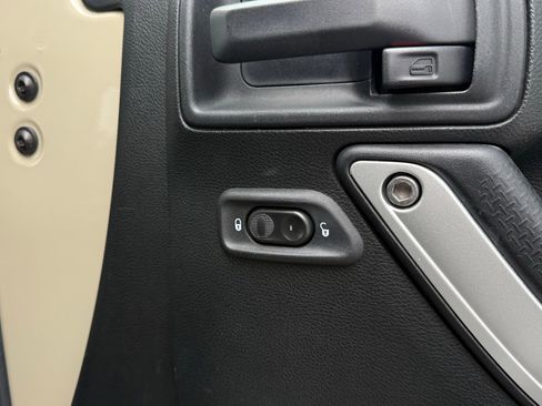 Used 2018 Jeep Wrangler Unlimited Sahara image 18