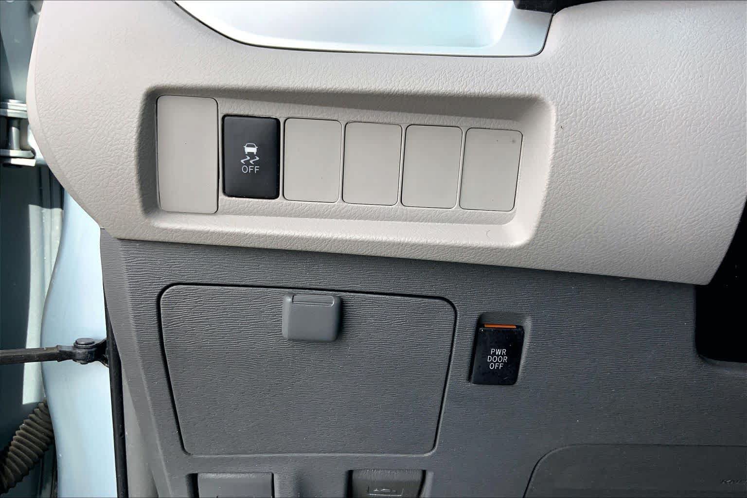 Used 2015 Toyota Sienna LE FWD image 32