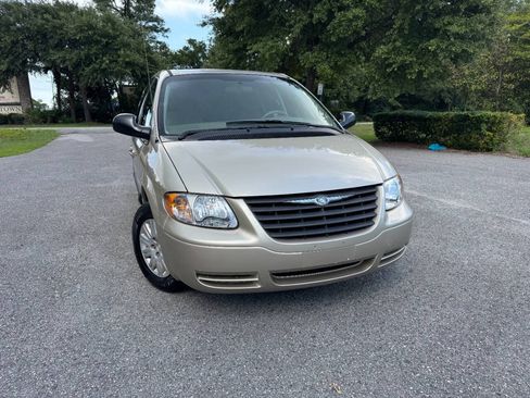 Used 2005 Chrysler Town & Country FWD image 34